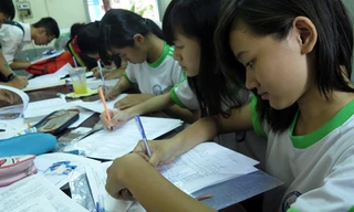  Học sinh Trường THPT Marie Curie (TP.HCM) làm hồ sơ đăng ký dự thi ĐH - Ảnh: Đào Ngọc Thạch (Thanh Niên)