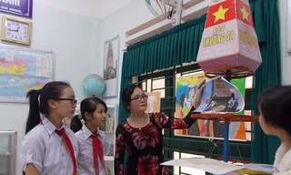Cô giáo Minh dạy trực quan cho học trò tài phòng học bộ môn. 