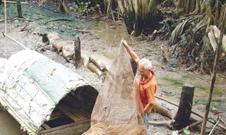 Nước thải Cty Sonadezi làm ô nhiễm kênh rạch. Ảnh: Mạnh Thắng