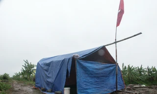 Khung lều, cờ Tổ quốc và bàn thờ bị lấy và ném đi mất