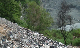 Hầm mỏ thành hầm chứa rác thải nguy hại