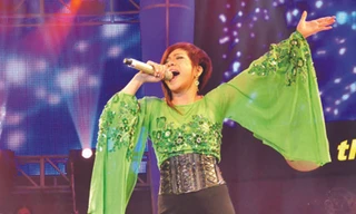 Minh Chuyên thường xuyên xuất hiện trên sân khấu SMĐH trong trang phục cánh dơi