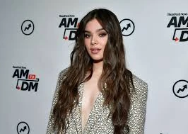 Ngôi sao “Pitch Perfect” Hailee Steinfeld vượt qua mốc 1 tỷ lượt stream YouTube