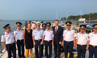 Đại sứ Mỹ Daniel Kritenbrink, Trung tướng Nguyễn Quang Đạm, Tư lệnh lực lượng Cảnh sát biển Việt Nam, Phó Đô đốc Fred M. Midgette, Tư lệnh lực lượng Tuần duyên Mỹ , Tổng Lãnh sự Mỹ tại TP. Hồ Chí Minh Mary Tarnowka và các quan chức Việt Nam tại Phú Quốc.