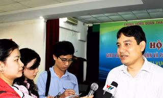 Anh Nguyễn Đắc Vinh trả lời phỏng vấn báo chí tại Hội nghị. Ảnh: N.H