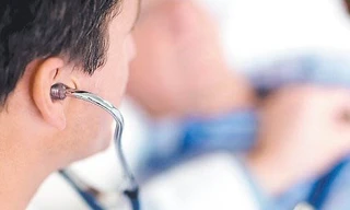 Tình trạng quá tải tại các bệnh viện và việc bác sỹ nhận thường xuyên nhận hối lộ khiến nhiều bệnh nhân bất mãn ở Trung Quốc