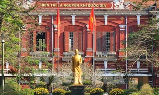 Trường chuyên nào thành lập năm 1896, nhiều lãnh đạo của đất nước từng theo học?