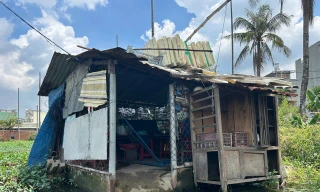 Hàng chục hộ dân ở TP Thủ Đức sống trong cảnh 'trời nắng cũng ngập'