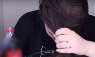 Gội đầu bằng nước ngọt có ga là một trong những cách chăm sóc tóc mới lạ nhưng thực sự vẫn gây tranh cãi.