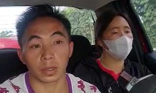 Hai người được anh Trường cho đi nhờ xe và kể lại diễn biến câu chuyện. Ảnh: Cắt từ clip.