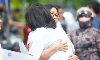 Tại điểm trưởng THPT Phan Huy Chú (Đống Đa, Hà Nội) nhiều thí sinh có mặt từ rất sớm để chuẩn bị cho môn thi Toán. Ảnh: Duy Phạm 