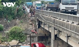 4 người thoát nạn khi xe ô tô lao xuống sông