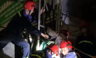 Giải cứu người đàn ông mắc kẹt trên biển quảng cáo cao 15m