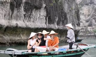 Du khách chèo thuyền khám phá vịnh Hạ Long