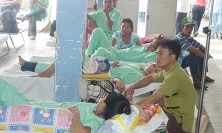 Điều trị cho bệnh nhân ở hành lang, cầu thang là chuyện thường ngày tại BV Chấn thương chỉnh hình TPHCM - ảnh chụp sáng 28-11. Ảnh: L.N