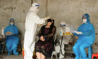 Để mở cửa kinh tế trở lại, tỷ lệ số mẫu xét nghiệm dương phải giảm liên tục trong vòng 14 ngày Ảnh: Mạnh Thắng