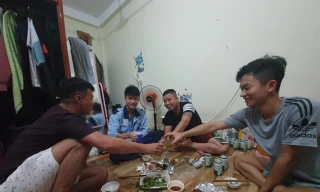 Những khoảng lặng thanh xuân, bài 2: Tan ca - ngủ và ăn nhậu