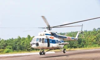 Bay cùng trực thăng cứu trợ trong Đại hồng thủy 