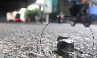 Nhiều mũi đinh nhô cao trên đường Hồ Tùng Mậu 