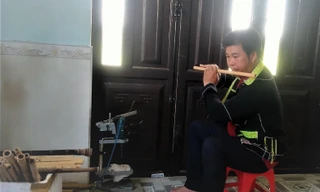 Văn Bảo thường mượn tiếng sáo để trải lòng 