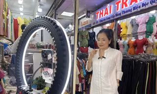 Tiểu thương chợ truyền thống lên mạng bán hàng Tết 