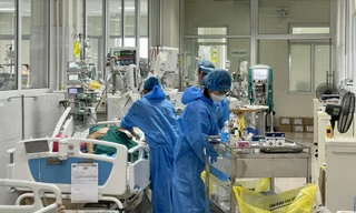 Chăm sóc bệnh nhân COVID-19 nặng tại BV Bệnh Nhiệt đới T.Ư Ảnh: Thái Hà 