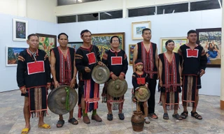 Cậu bé 7 tuổi nối dài thanh âm Gia Rai 