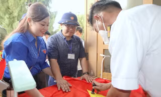 'Tổ quốc nhìn từ biển…': Hướng về