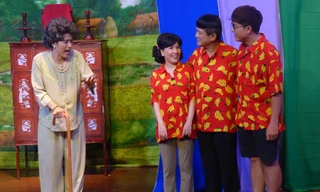 Sân khấu 'theo mùa' đông khách 