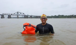 Chiến binh sông Hồng kể chuyện học bơi