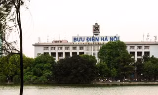 Nghĩ từ những xô lệch ở đường Lê Văn Lương 