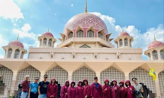 Hướng dẫn viên du lịch Lưu Việt Dũng (cầm cờ) mong chờ hỗ trợ của Nhà nước để vượt qua khó khăn vì COVID-19 Ảnh: Nhân vật cung cấp 