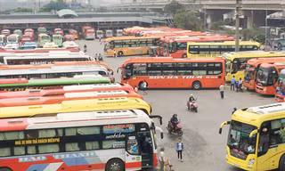 Mỗi ngày các bến xe nội đô đang có hàng nghìn lượt xe xuất bến 