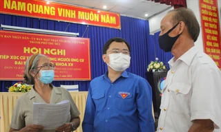 Bí thư thứ nhất T.Ư Đoàn Nguyễn Anh Tuấn (giữa) gặp gỡ, trao đổi với cử tri TP. Thủ Đức. Ảnh: Ngô Tùng