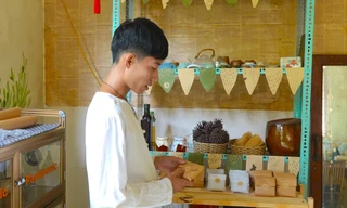 Chàng trai làm xà phòng từ cây dược liệu 