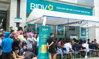 Xếp hàng trực tiếp lẫn trực tuyến mua vàng 