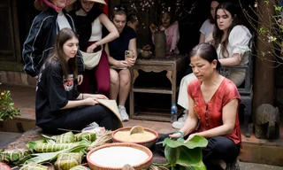 Chợ Tết hút khách ta lẫn khách Tây