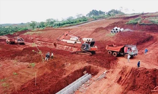 Hiện trường san gạt, phân lô đất nông nghiệp ở TP Bảo Lộc 