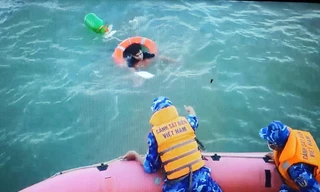 Hé lộ góc khuất cò ngư dân đi biển: Người bán vé số trôi giữa đại dương 