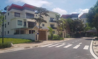 Biệt thự chục tỷ cơi nới thêm ban công trong khu đô thị ở Hoàng Mai, Hà Nội