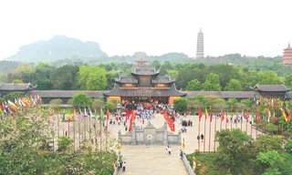 Phía sau một đại gia xây chùa ăn chay trường