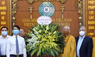 Bí thư T.Ư Đoàn Nguyễn Ngọc Lương tặng hoa chúc mừng Giáo hội Phật giáo Việt Nam 