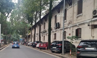 Bãi xe ô tô trên vỉa hè: Bịt chỗ này, phình chỗ khác 