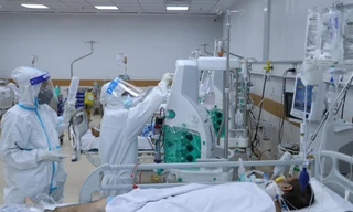 Điều trị bệnh nhân COVID-19 nặng tại Bệnh viện hồi sức COVID-19. Ảnh: Ngô bình