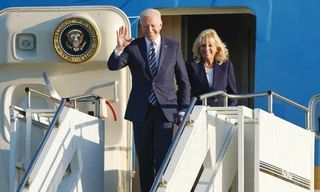 Tổng thống Mỹ Joe Biden và Phu nhân đáp xuống sân bay ở Anh ngày 9/6 Ảnh: The Times 