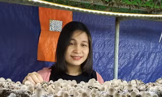  Chị Thảo trong ngôi nhà của nấm. Ảnh: Giang Thanh 