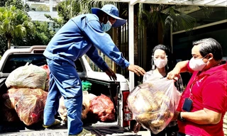 Thâu đêm đưa rau quả vào khu cách ly