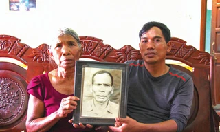 Bà Siu Phil bên di ảnh anh hùng A Sanh 