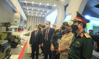 Tổng Tham mưu trưởng QĐND Việt Nam Nguyễn Tân Cương cùng các đại biểu tham quan khu vực triển lãm vũ khí, trang bị do Việt Nam sản xuất 