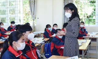 Cô giáo Bành Ngọc Thủy, Trường THCS thị trấn Lộc Bình, có nhiều sáng kiến tổ chức các hoạt động giúp học sinh yêu thích học ngoại ngữ. Ảnh: Xuân Tùng 